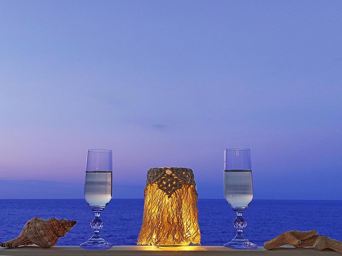 Amazing Beachfront Apartment In Hersonissos Екстериор снимка